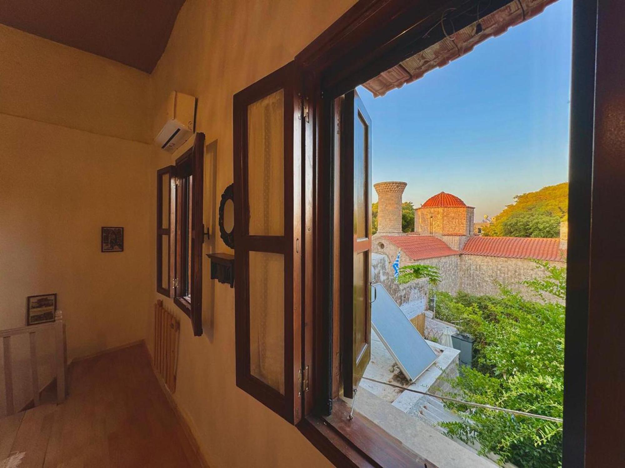 George&michael Traditional House * Rhodes City
